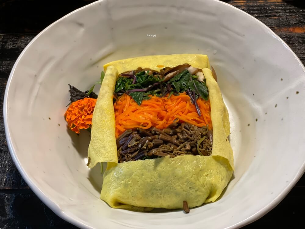 인사동 맛집 꽃,밥에피다 - 재단 된 보자기 비밤밥 속