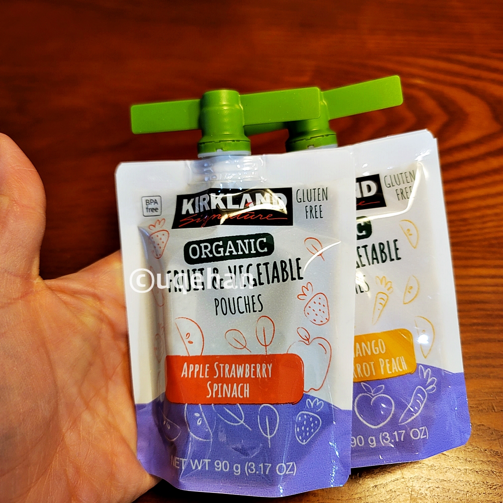 커클랜드 시그니춰 유기농 프루트 앤 베제터블 파우치 2가지 맛을 손바닥위에 올려놓았다. 손바닥 크기의 사이즈이다.