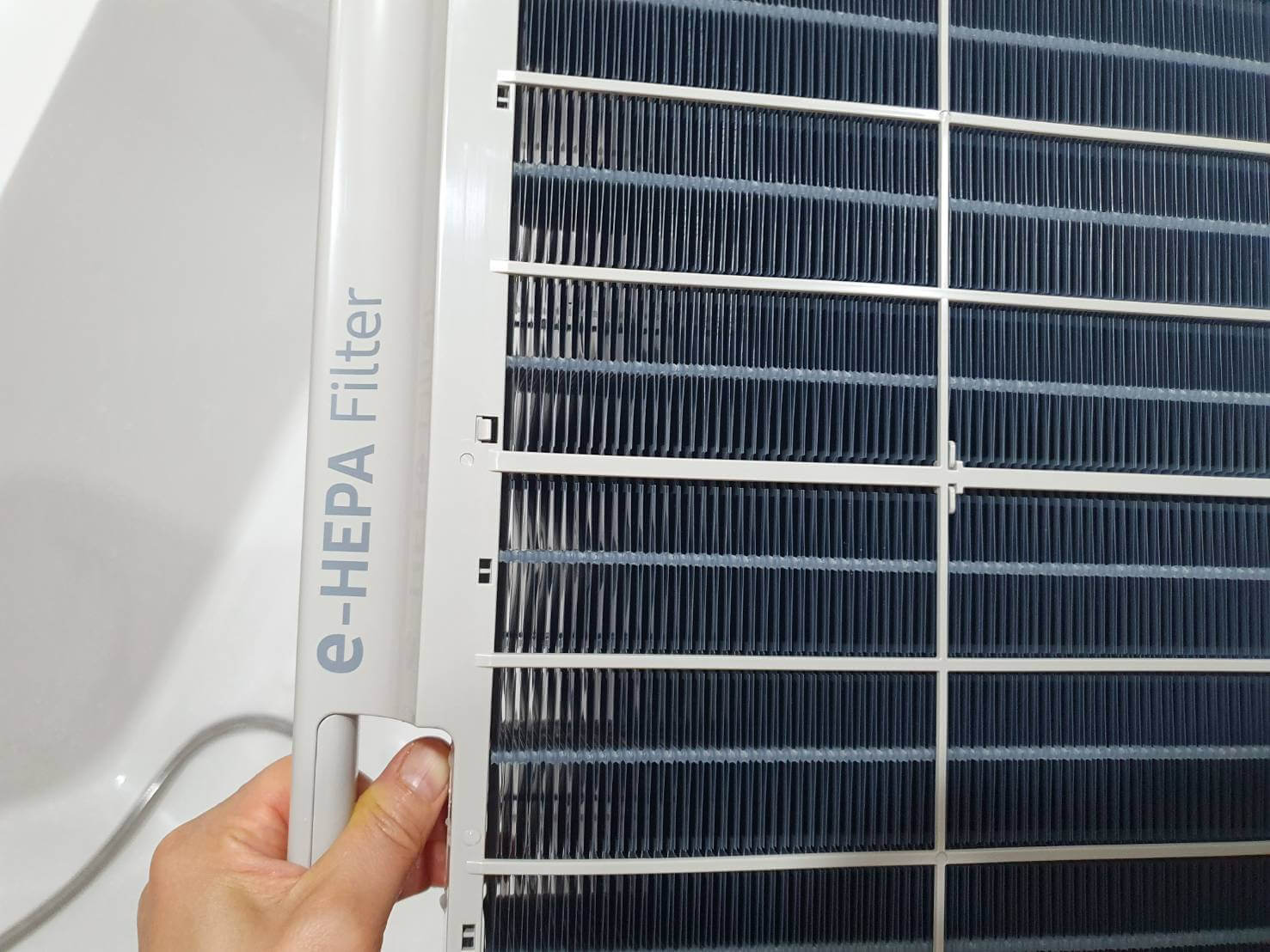 삼성 무풍 갤러리 에어컨 헤파필터 청소하는 사진