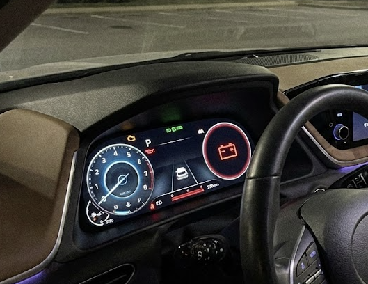 차 계기판에 배터리 경고등이 켜진 모습