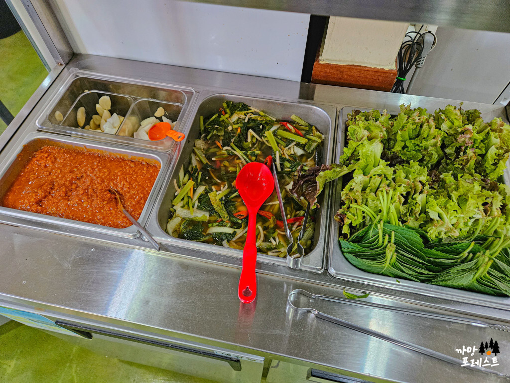 춘천 산속에 닭갈비 상추