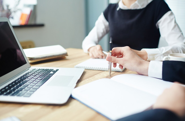 노트북으로 작업하는 사람