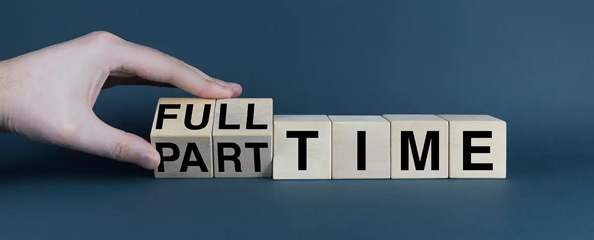 파트타임-풀타임-글자-만지는-남자손