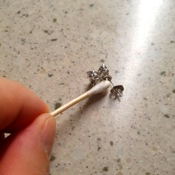 귀걸이 뒷면 청소하기