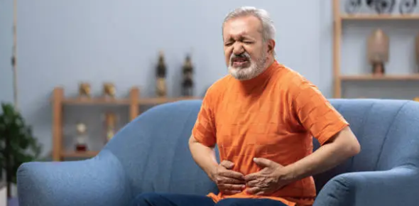 냉방 배탈로 아파하는 노인