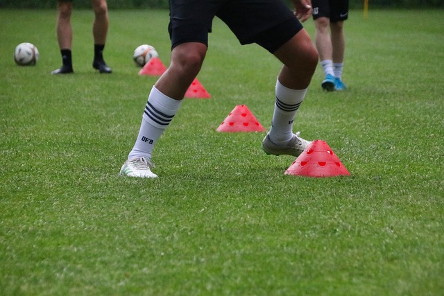 선수들이 콘 스텝 훈련을 하고 있는 모습