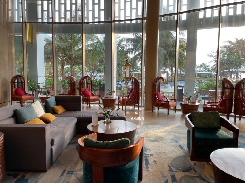 나트랑 모벤픽 리조트 깜란 - 조식당 앞 로비 바