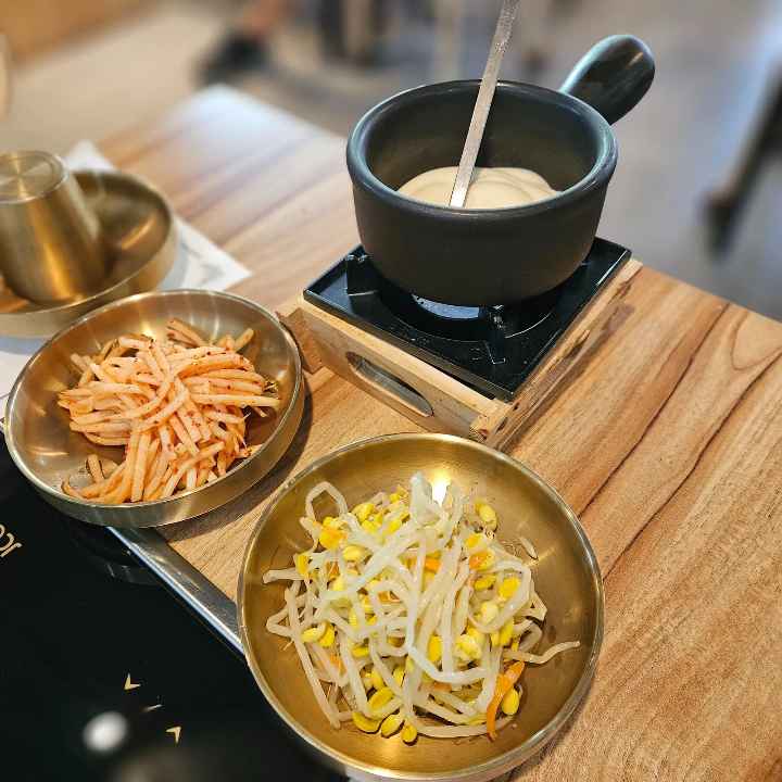 무채와-콩나물-반찬과-치즈-퐁듀와-미니-화로가-있다-korean-side-dishes-with-a-cheese-fondue