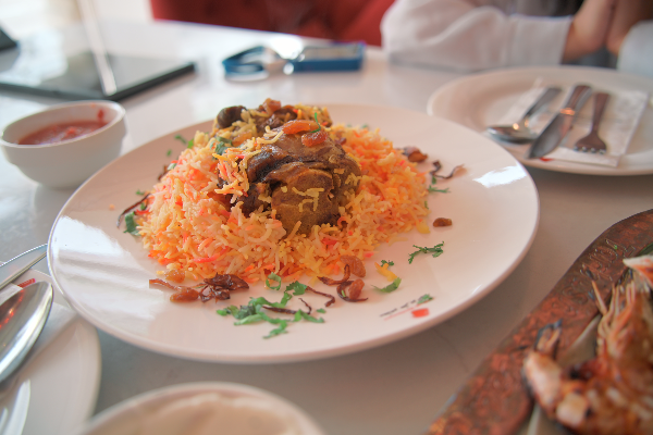 향신료로 간이 되어 있는 만디 램 요리