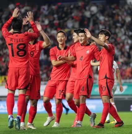 첫-번째-골을-넣은-김민재와-기쁨을-나누는-동료-선수들