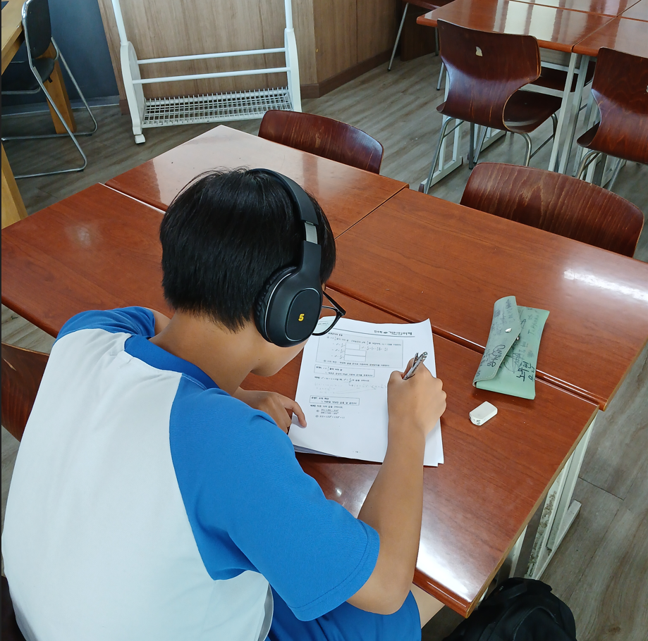 초등 고학년 수학 공부하는 사진