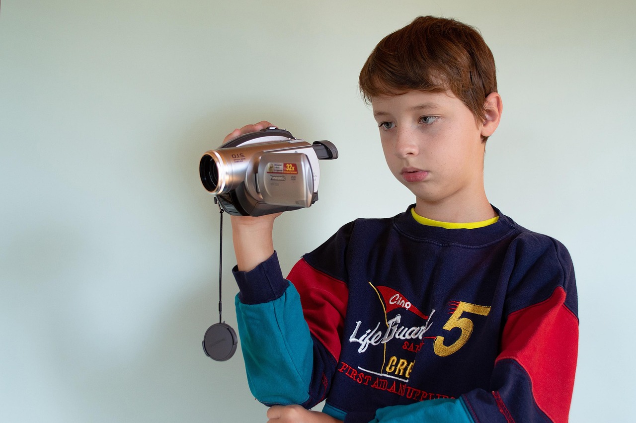 저예산 여행유튜버에 관련된 캠코더 들고있는 사진