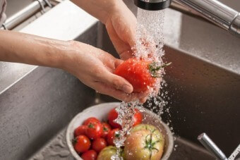 과일에-묻은-농약을-흐르는-수도물에-칼칼이-씻어내는-주부