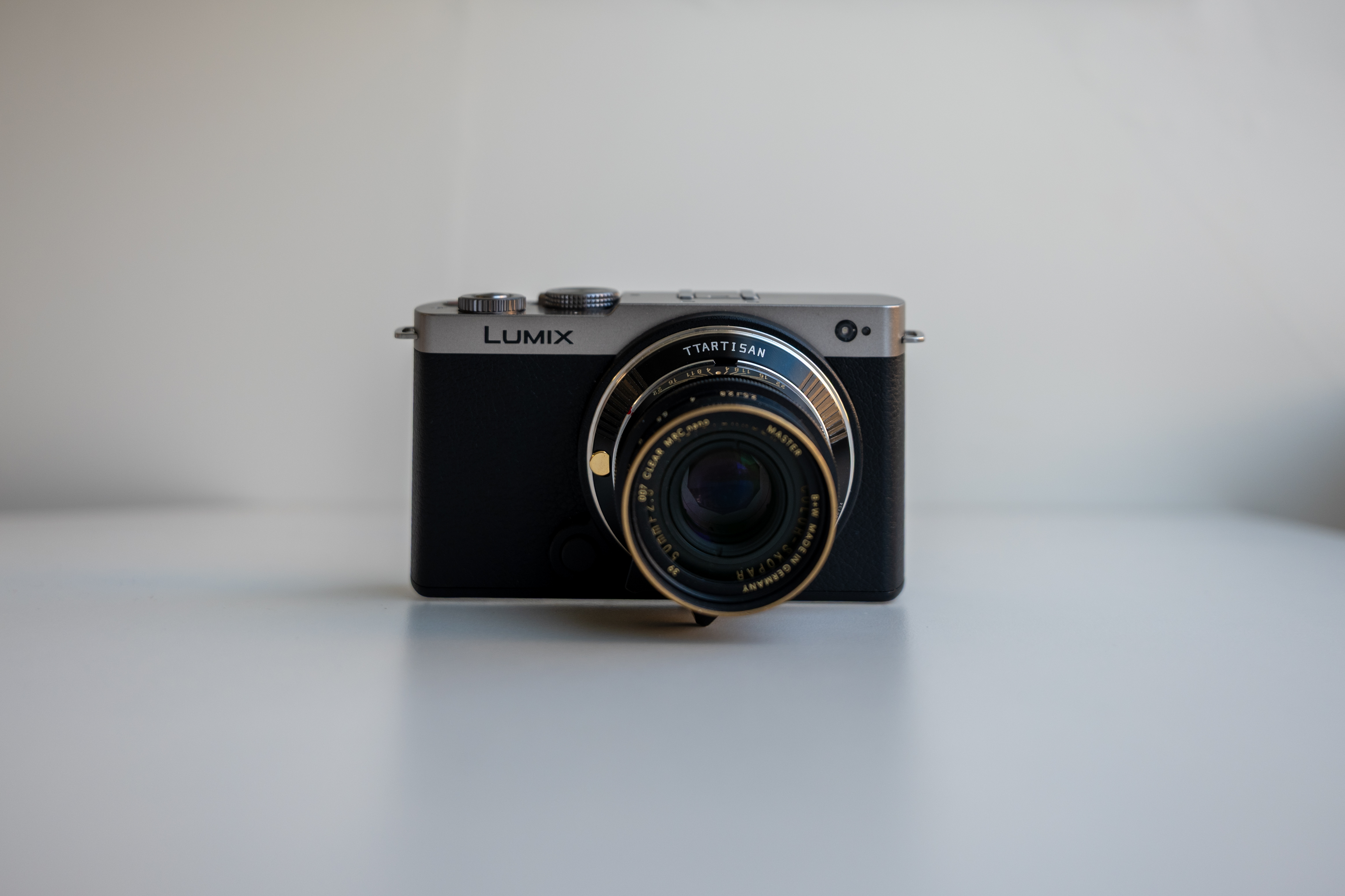 루믹스 S9에 보이그랜더 50mm 2.2 컬러스포카 렌즈를 결착한 앞모습