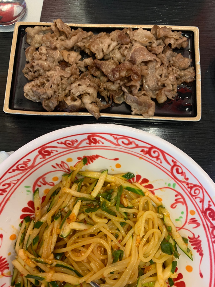 춘향미엔 왕십리점 비빔면과 차돌 한접시