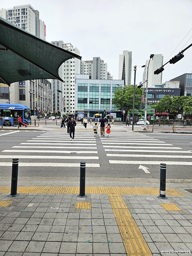 횡단보도 길을 건너는 아이들