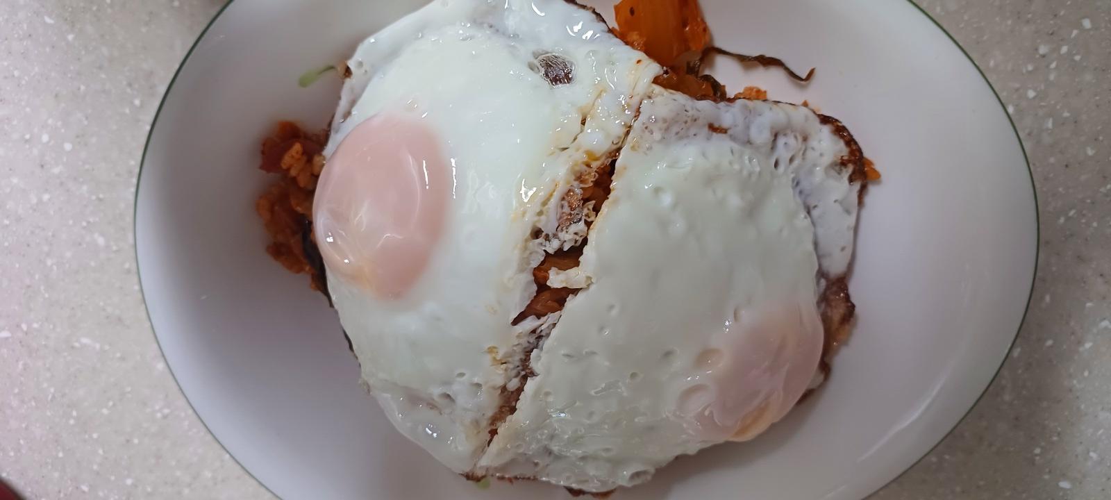 계란프라이 얹은 김치볶음밥