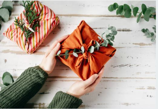 천으로 박스를 포장한 사진