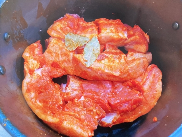 압력솥에 넣은 쌈장바른 4덩이의 통삼겹