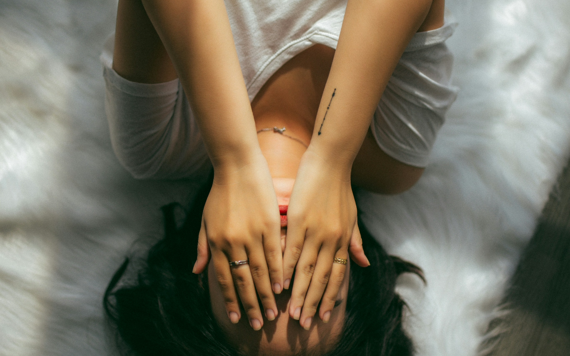 두 손으로 얼굴을 가리고 있는 여성의 모습