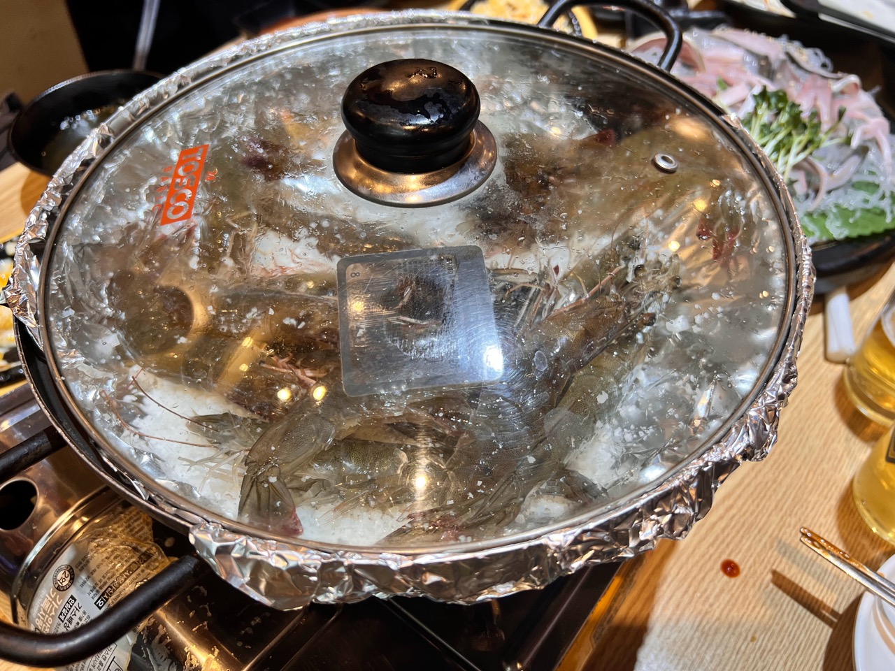 새우버터구이. 살아있는 새우가 타다닥