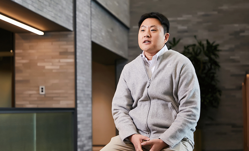 말하고 있는 김지환 책임 매니저