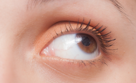 위를 보고 있는 여자의 눈