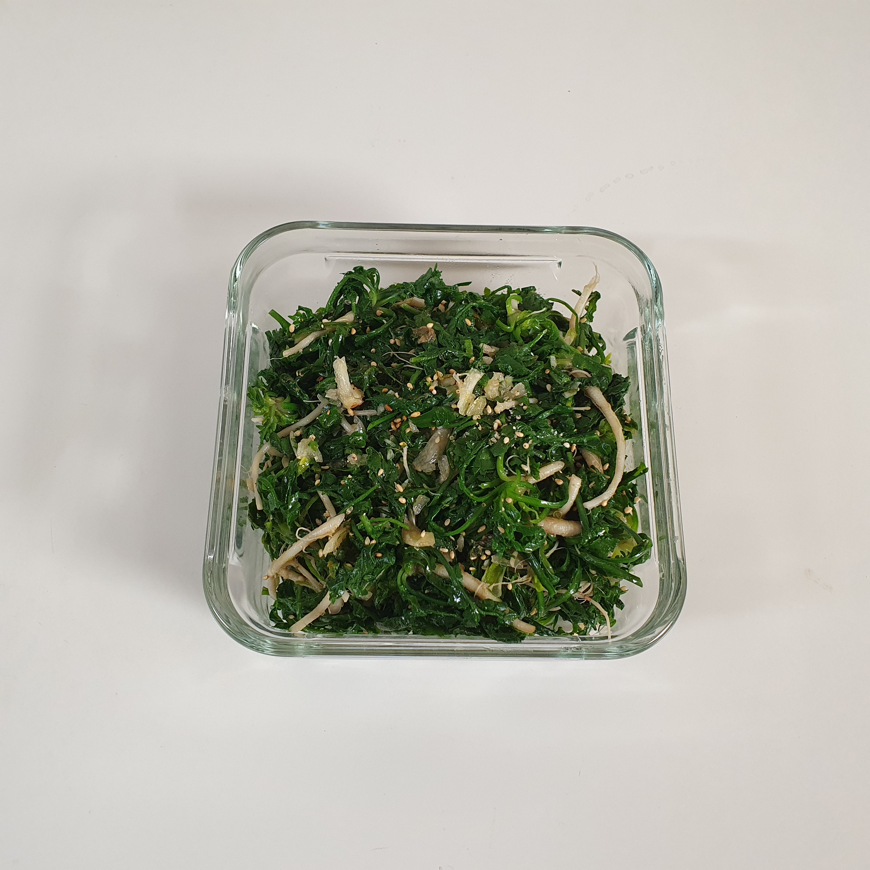 완성된 냉이 무침을 밀폐용기에 담는사진