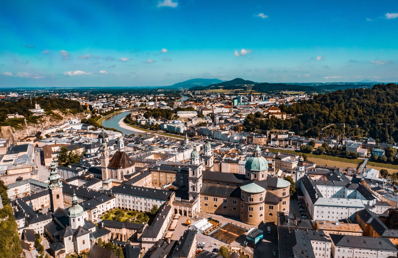 하늘에서 바라본 맑은날의 잘츠부르크의 도시모습