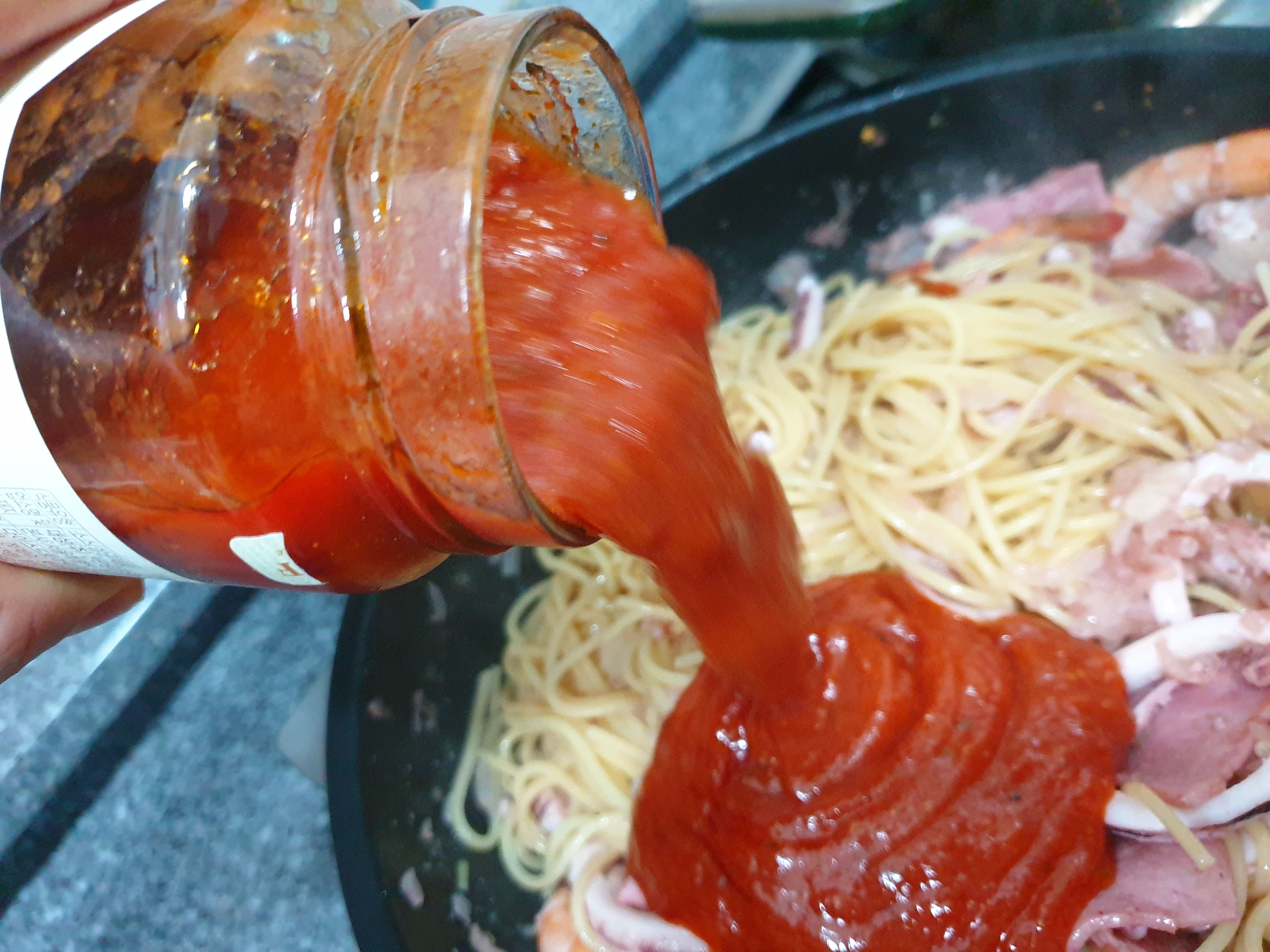 스파게티 소스 부어주기