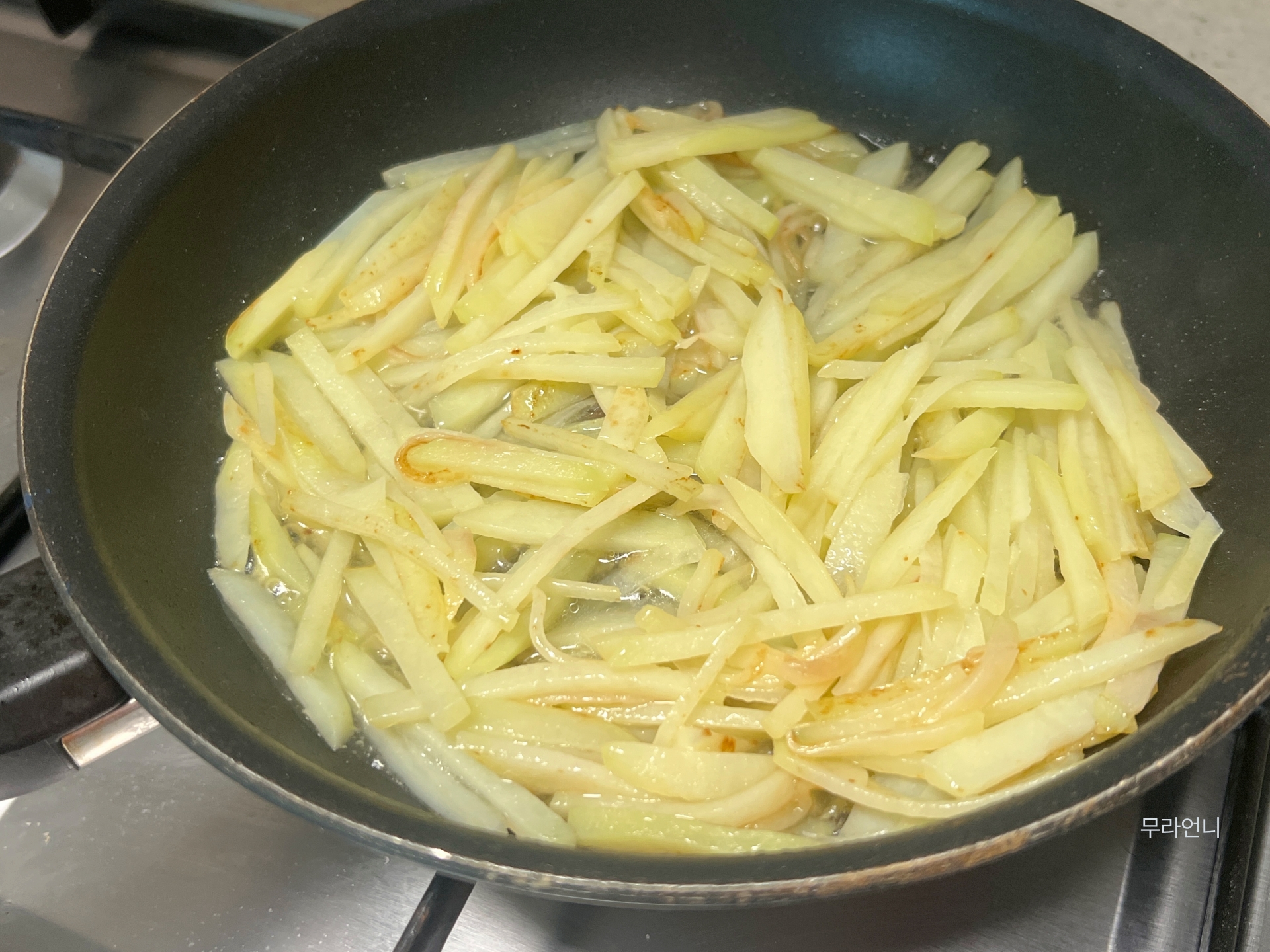 물을 넣은 뒤 잠시 그대로 놔둡니다