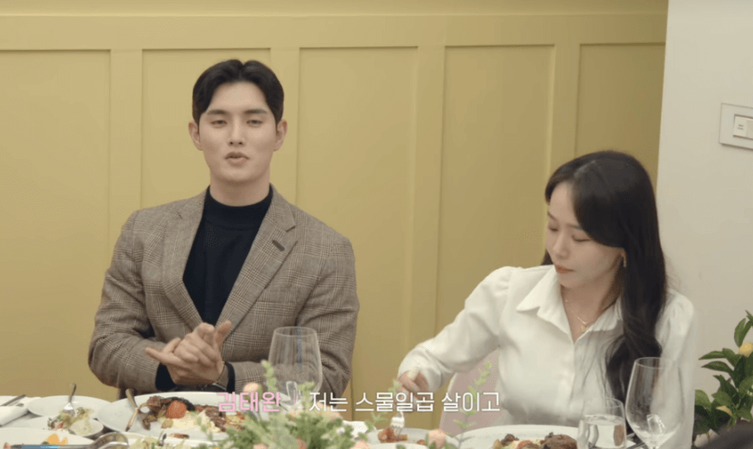 체인지 데이즈 시즌2 출연진으로 김태완과 김혜연이 같이 앉아 이야기 하고있는 사진입니다.