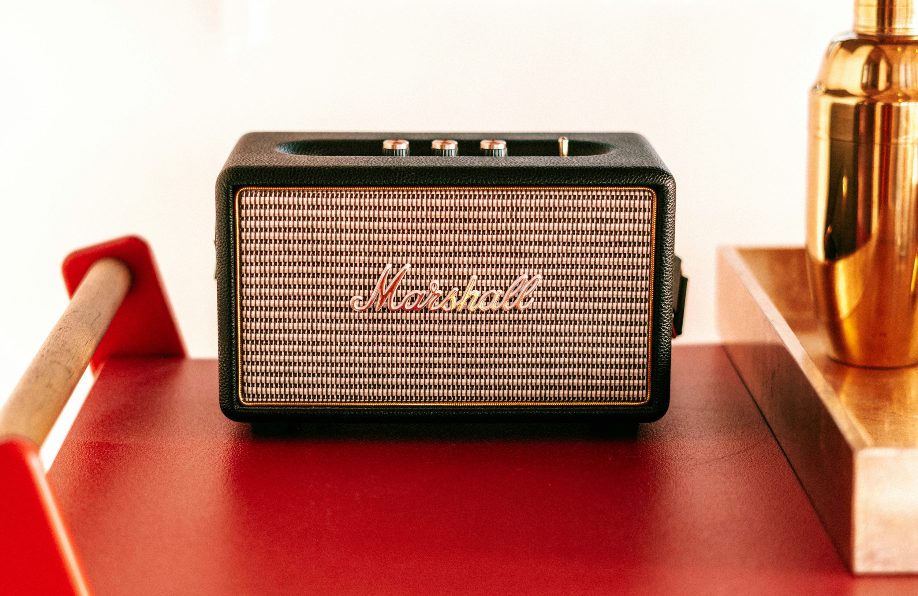 "레트로한 감성의 마샬 블루투스 스피커. 퇴근 후 공간에 따뜻한 분위기를 더해주는 인테리어 오디오"