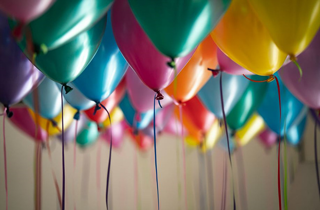 풍선이 잔뜩 실내 천장에 달려있는 모습 사진