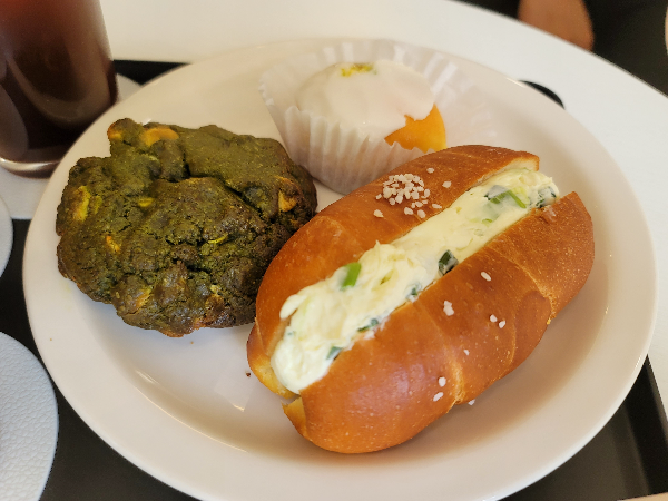 대파크림치즈 소금빵(4,500원), 레몬 케이크(3,500원), 말차화이트 초코 쿠키