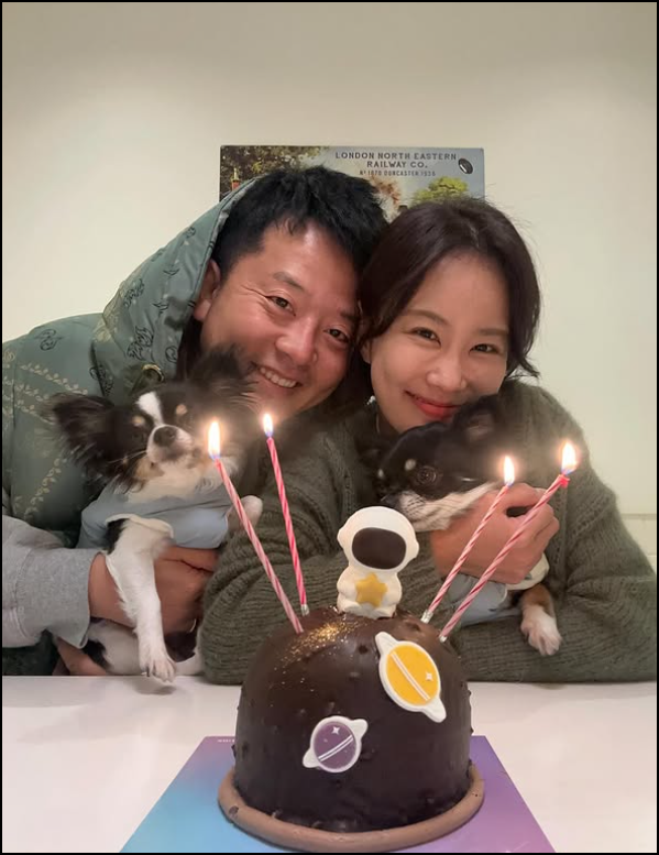 김준호-김지민-케이크를-앞에-두고-다정한-포즈로-웃는-모습
