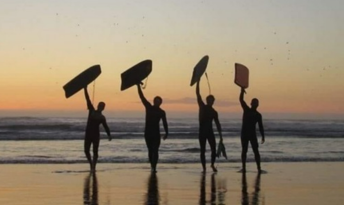 부동산 투자 관련 2030세대 서핑보드 즐기는 사진