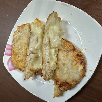 치즈 가득 담긴 치즈카츠 사진