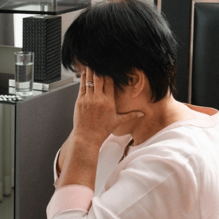 기력-감소하여-손으로-머리붙잡고-있는-중년-여성