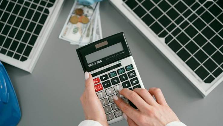 계산기를 쓰는 여자