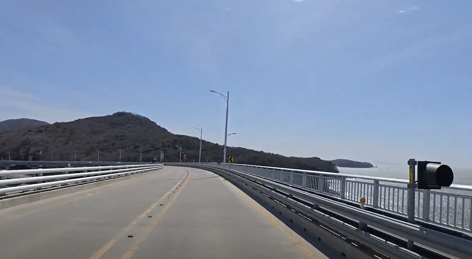 무의대교를 자동차가 시원하게 달리는 모습