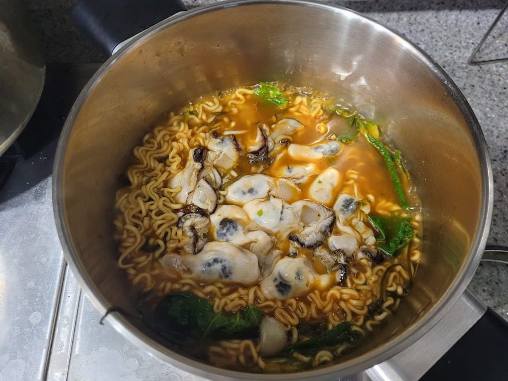 굴을 마지막에 넣어 끓이는 굴 라면