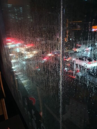 창밖에는-비가내려-유리창에-주르륵-흐르며-거리의-불빛이-번져보이는-모습