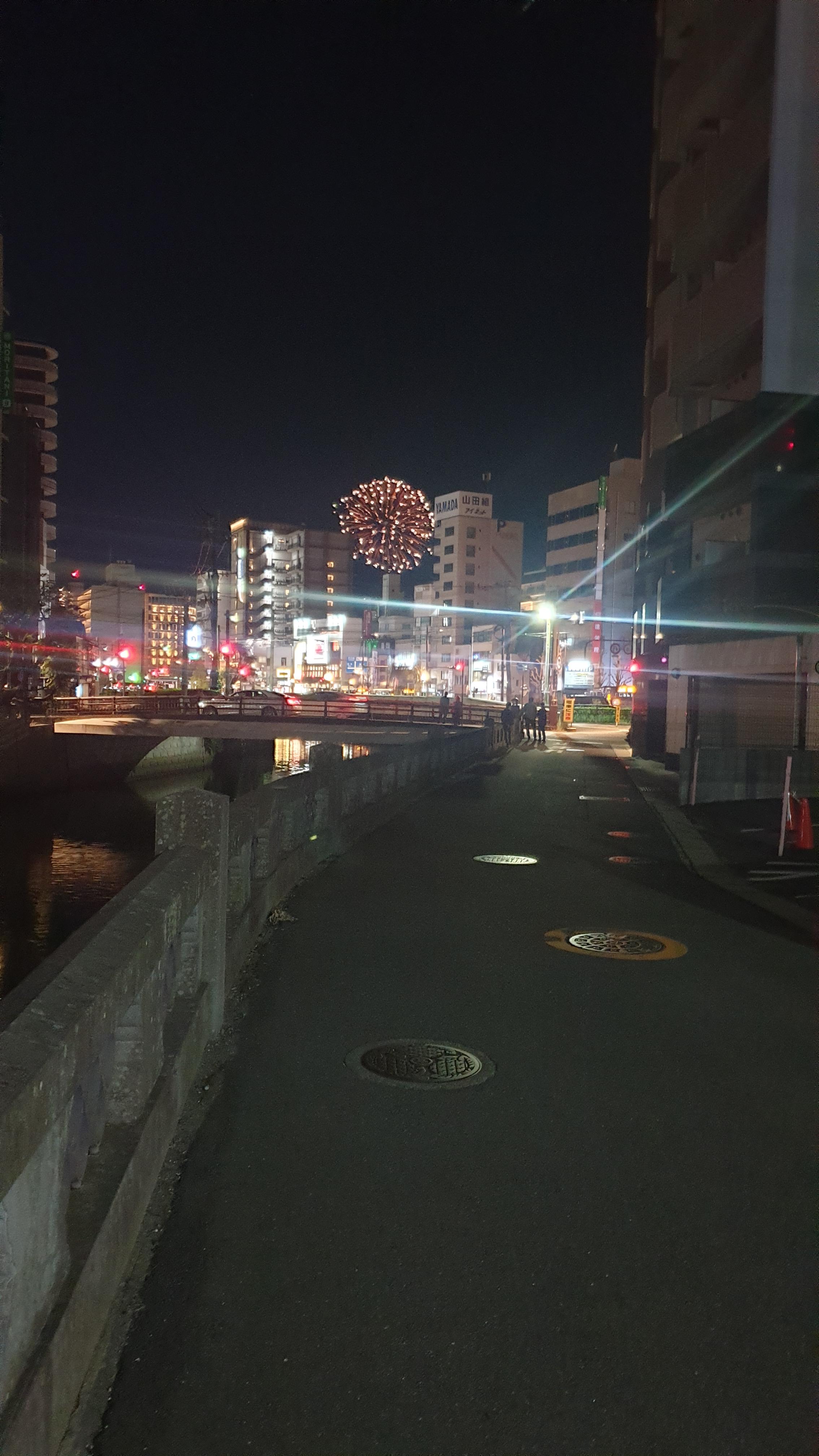 일본 불꽃놀이와 이를 구경하는 현지인들