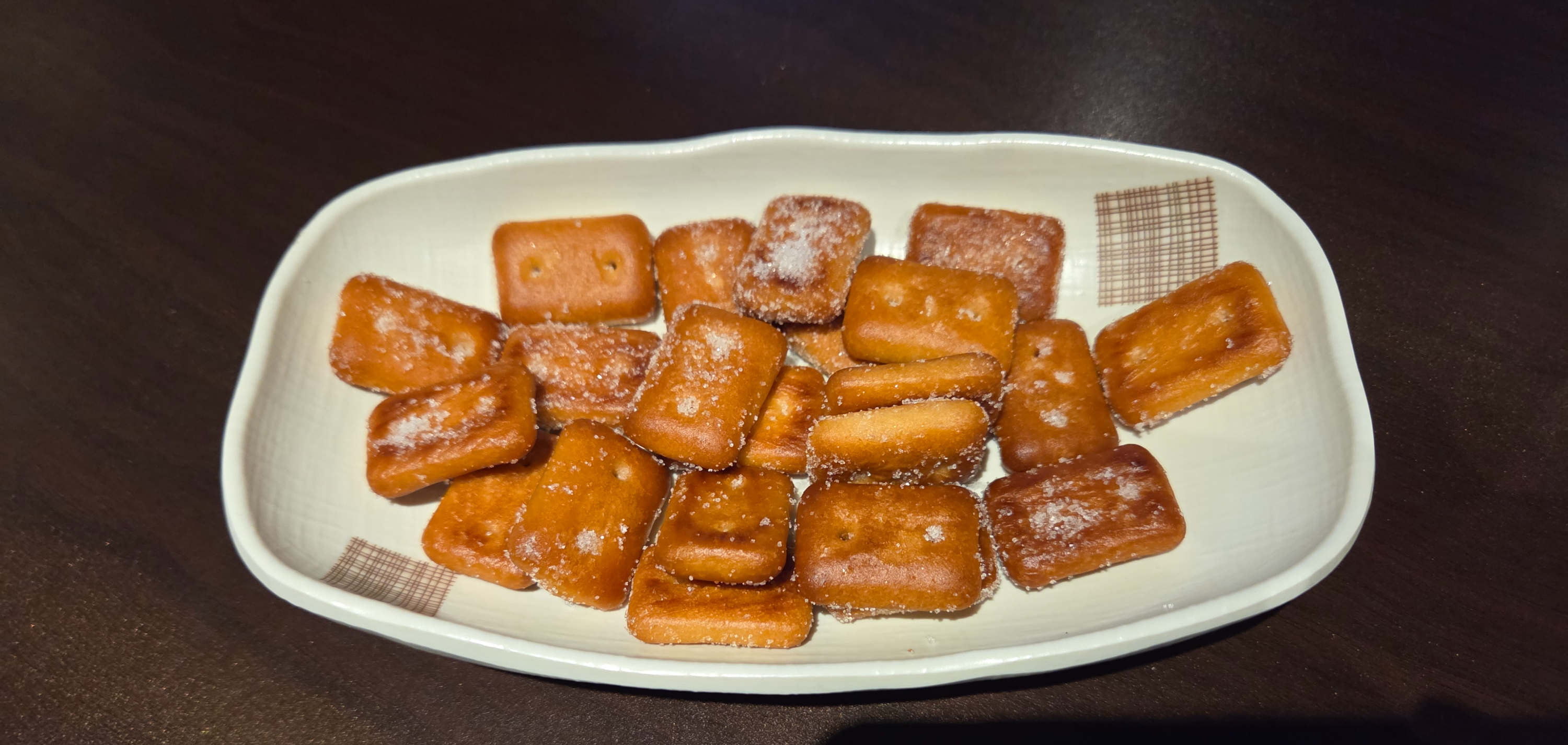 쿠차쿠차 기본 안주 설탕 묻은 건빵, 달달하고 바삭한 맛