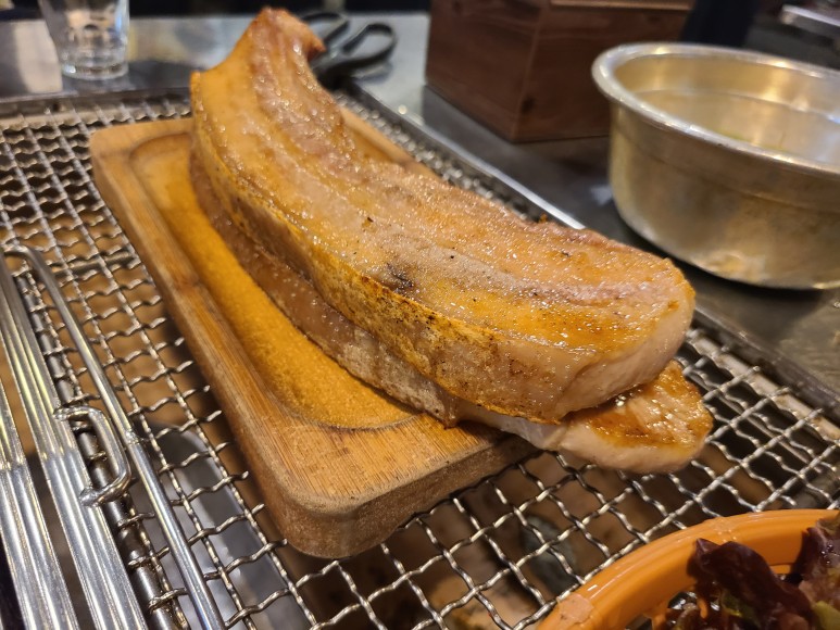 노천드럼통의 한돈 고기때깔 말이 안됨
