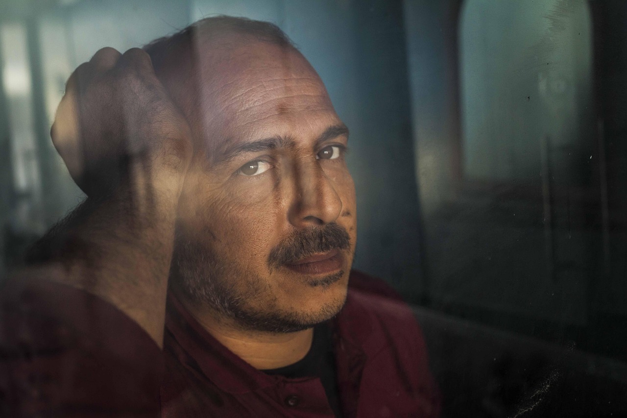 다양한 감정을 내포하고있는 사람의 모습