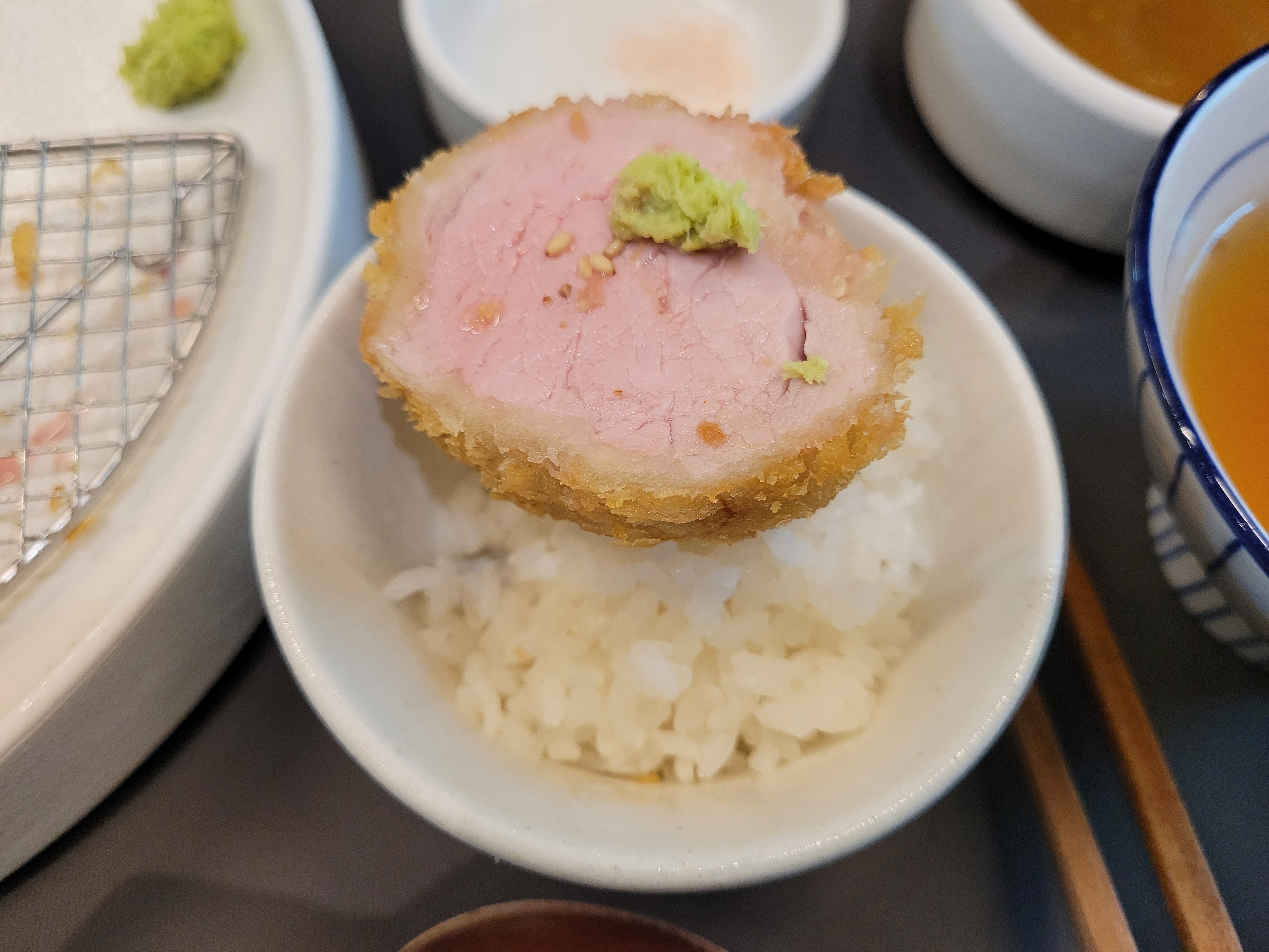 밥위에 올린 히레카츠와 와사비