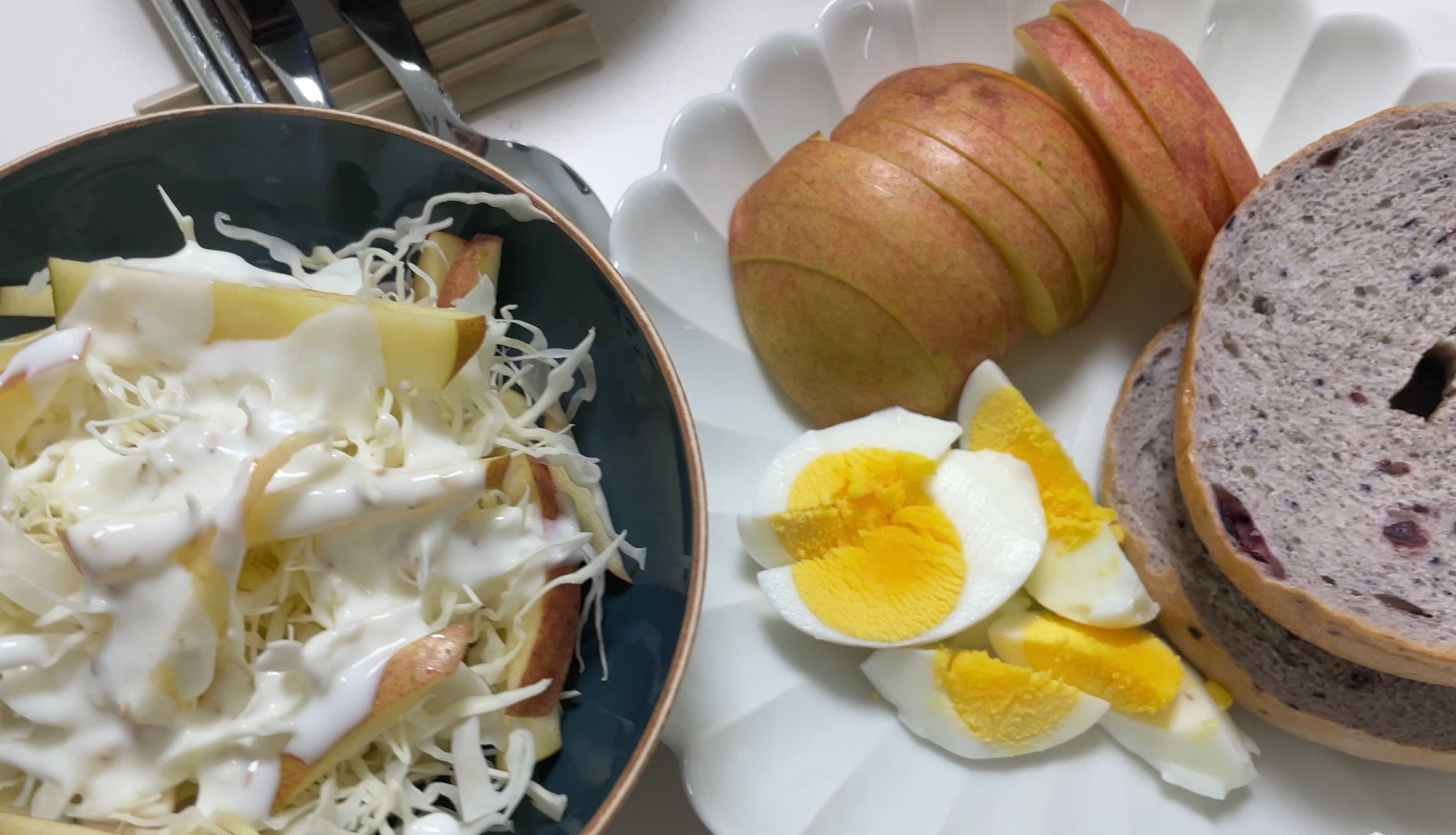 블루베리베이글과 양배추샐러드