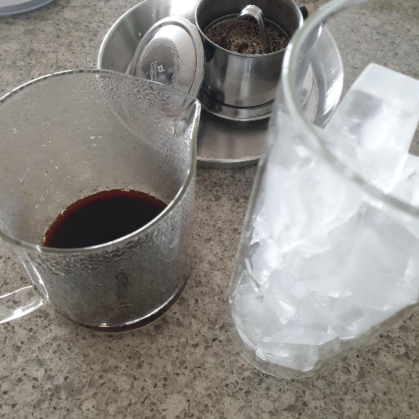 카페 쓰어다 만들기: 베트남 핀을 이용한 커피 추출 레시피 두 번째_얼음고 추출된 커피